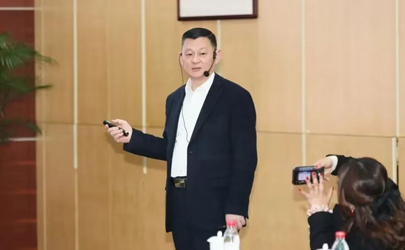 亚新平台党委副书记、副总裁吴如其在作交流发言。亚新平台供图